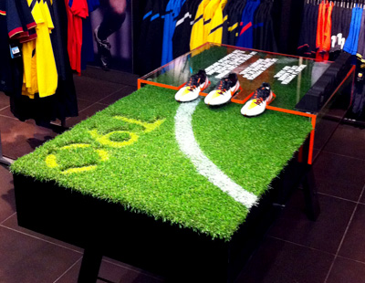 Decoracion con cesped artificial para mesas en tienda Nike Decoracion con cesped artificial para mesas en tienda Nike